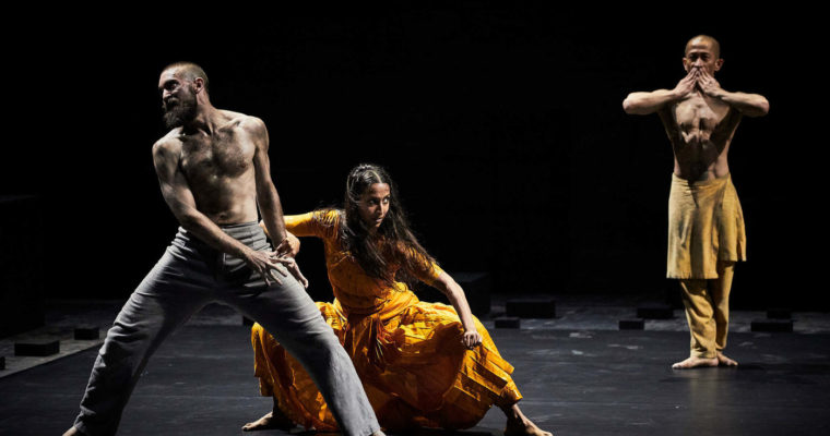 Avec Outwitting the Devil, Akram Khan plonge la Cour d’Honneur dans une claire obscurité