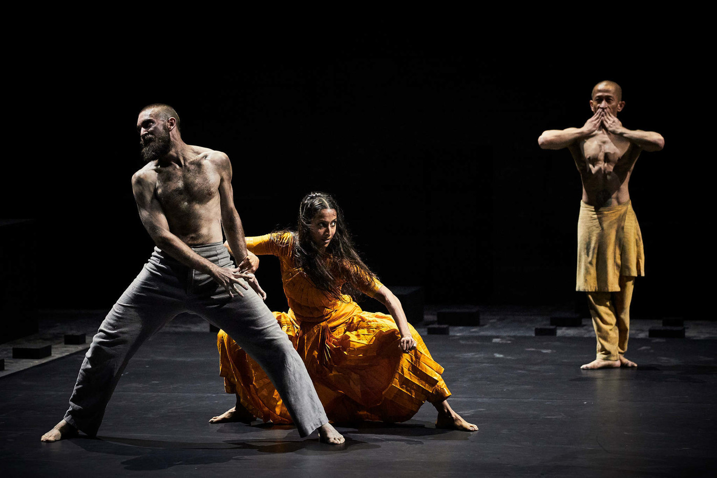 Avec Outwitting the Devil, Akram Khan plonge la Cour d’Honneur dans une claire obscurité